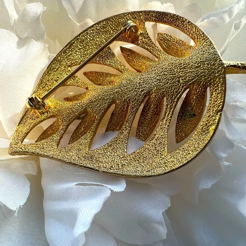 Vintage Retro Trending Leaf Gold Tone Brooch Pin Size 2.5”
